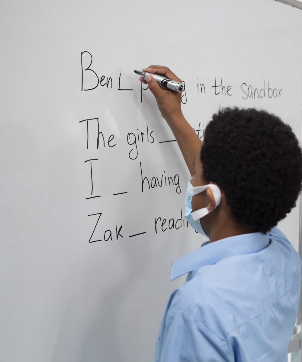 kids-classroom-taking-english-class